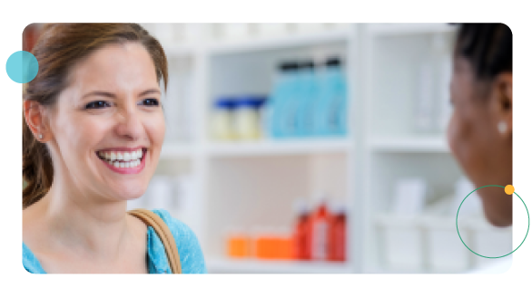 cliente a sorrir no atendimento numa farmácia